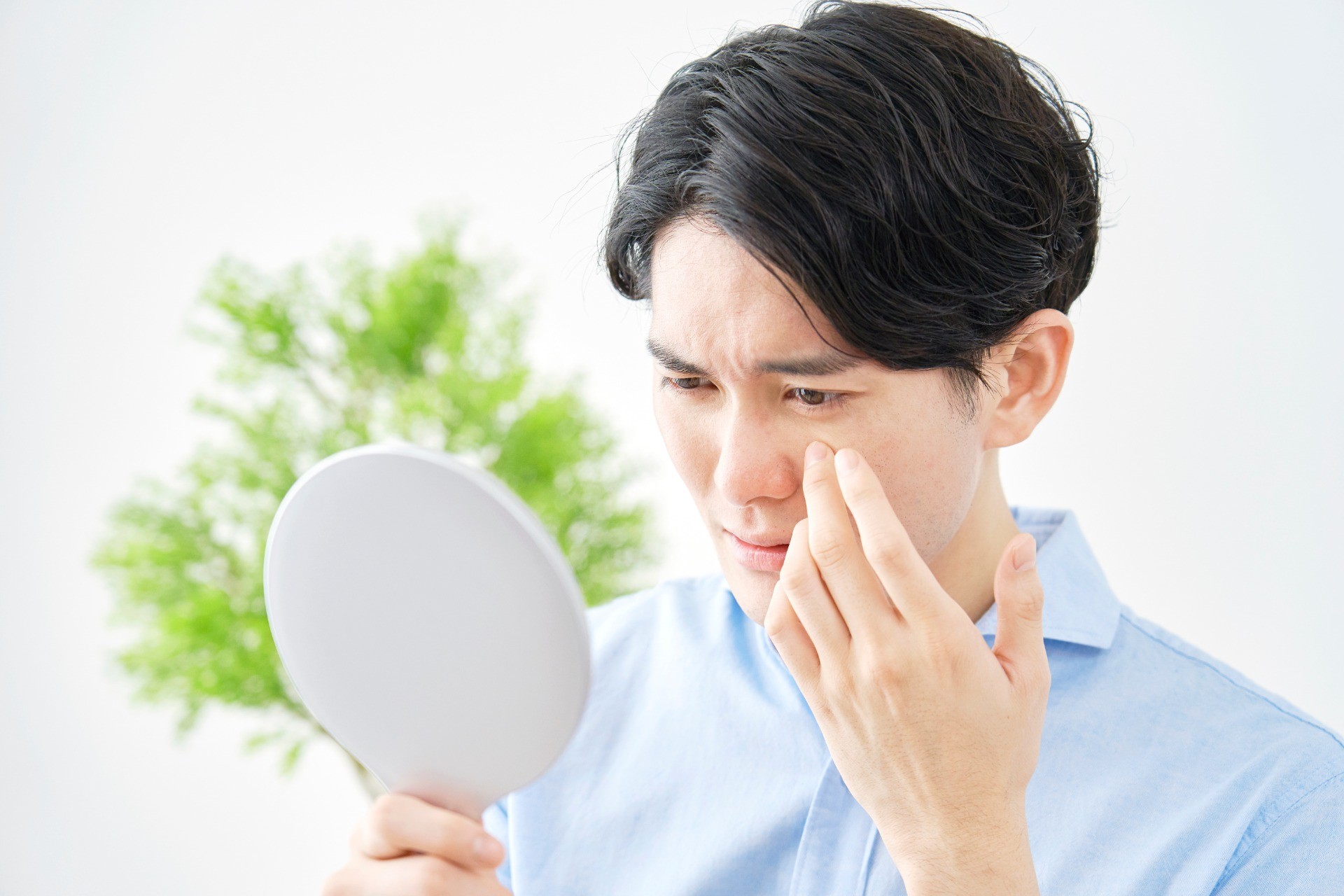 充血が気になり眼科を受診したところ「目に傷がたくさんあります」と、言われてしまいました。なぜ目に傷がつくのでしょうか？