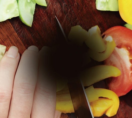 祖母が「目が見えにくい」と言うので病院に連れて行ったところ「加齢黄斑変性」と診断されました。どのような病気でしょうか。