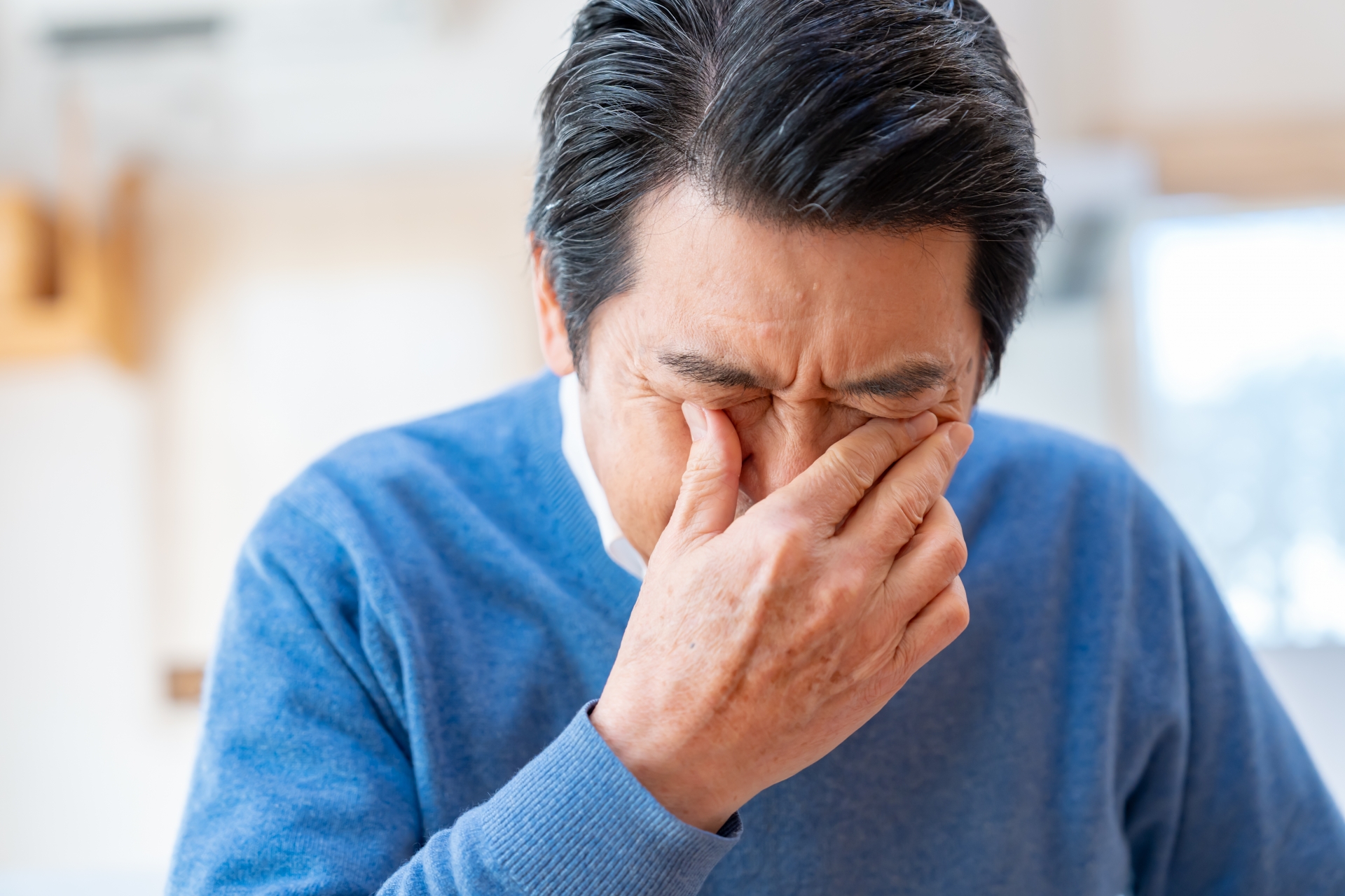 60代です。白内障になりかけていて、ゆくゆくは手術が必要と眼科で言われました。まだ自覚症状はないのですが、手術しないと治りませんか。目にメスを入れるというのがとても怖くて手術したくありません。